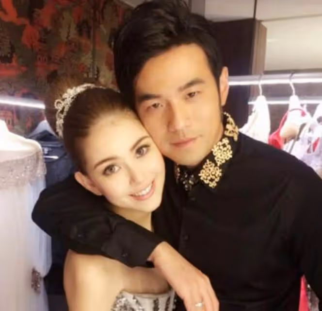 周杰倫女兒正臉罕見曝光 ，一頭棕色長髮超濃密，鼻子立體像外國人，網友：嘴巴超像爸爸