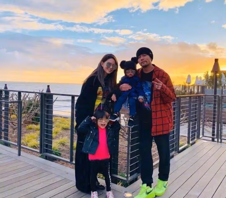 周杰倫女兒正臉罕見曝光 ，一頭棕色長髮超濃密，鼻子立體像外國人，網友：嘴巴超像爸爸