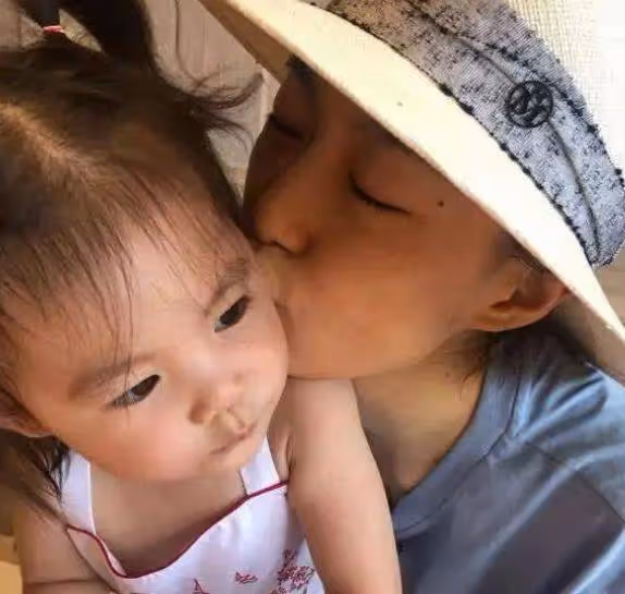 一婚嫁華誼老總,二婚嫁陳冠希未婚生女,今女兒2歲仍沒等來婚禮