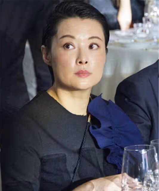 鐵打的袁立，流水的老公：35歲嫁演員，39歲嫁外國人，47歲嫁詩人