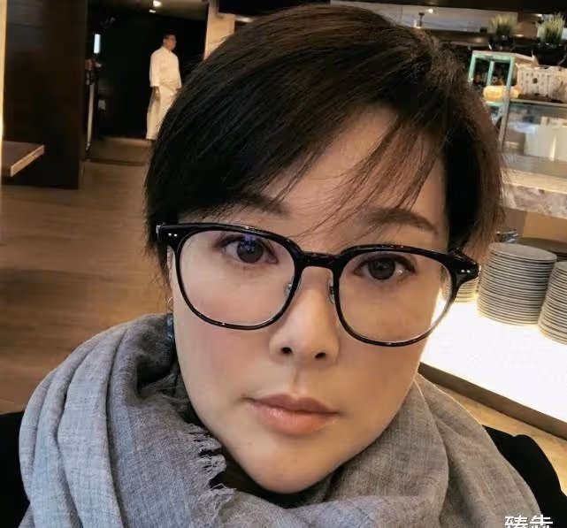鐵打的袁立，流水的老公：35歲嫁演員，39歲嫁外國人，47歲嫁詩人