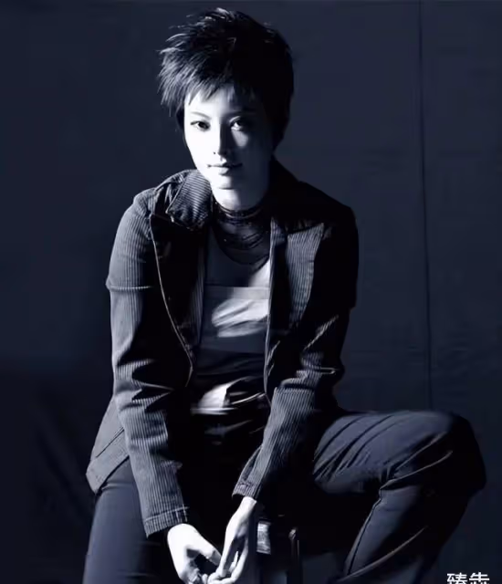 鐵打的袁立，流水的老公：35歲嫁演員，39歲嫁外國人，47歲嫁詩人