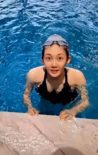 苗苗和老公鄭愷大秀恩愛！暢遊西湖看鴛鴦，被贊孕期身材太完美