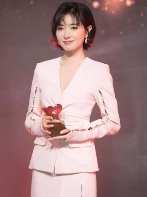 女兒都兩歲了，老公遲遲不露面？其實萬茜早就開始曬老公了