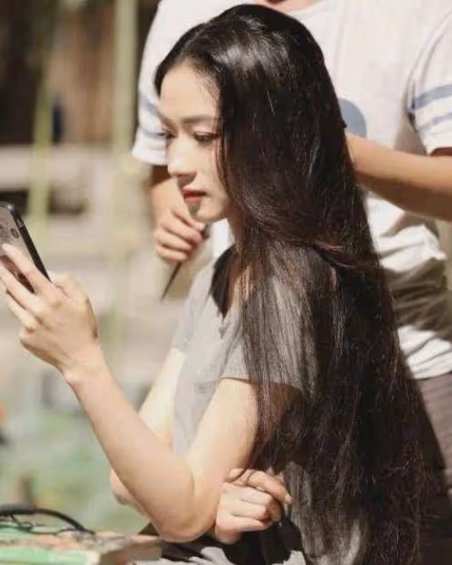 女兒都兩歲了，老公遲遲不露面？其實萬茜早就開始曬老公了