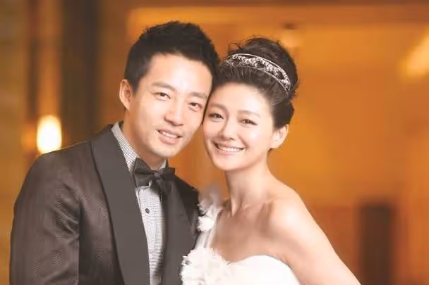 汪小菲對大S舊情難忘？房內仍舊擺放婚紗照，是不捨得扔掉嗎？