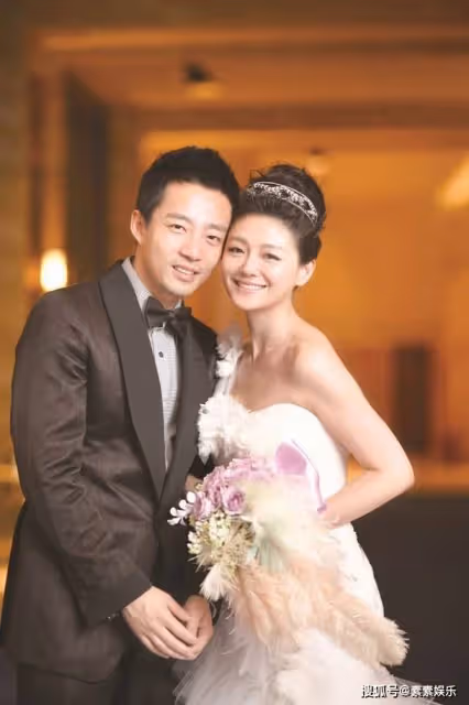 汪小菲對大S舊情難忘?房內仍舊擺放婚紗照,是不捨得扔掉嗎?