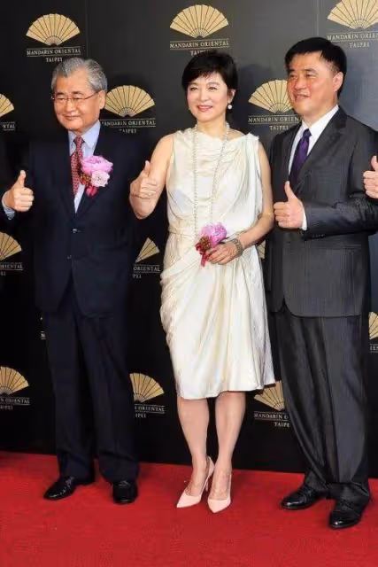 林青霞才是吃了防腐劑！戴全套珠寶好闊氣，禮服裙透露出時尚優雅，網友：臉年輕手卻騙不了人！