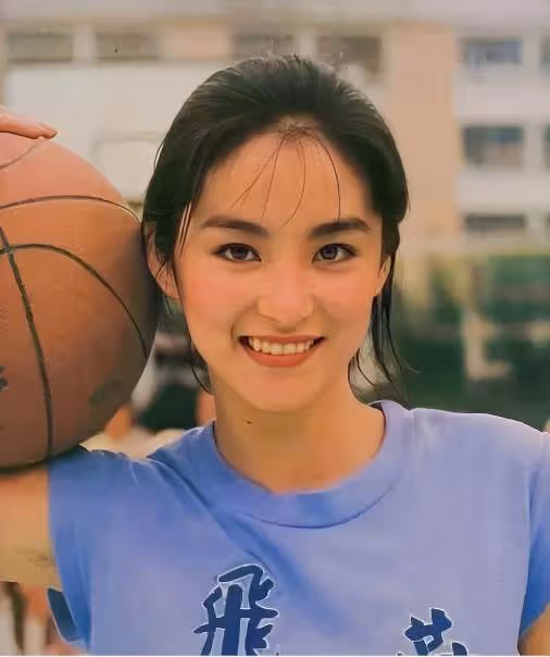 林青霞才是吃了防腐劑！戴全套珠寶好闊氣，禮服裙透露出時尚優雅，網友：臉年輕手卻騙不了人！
