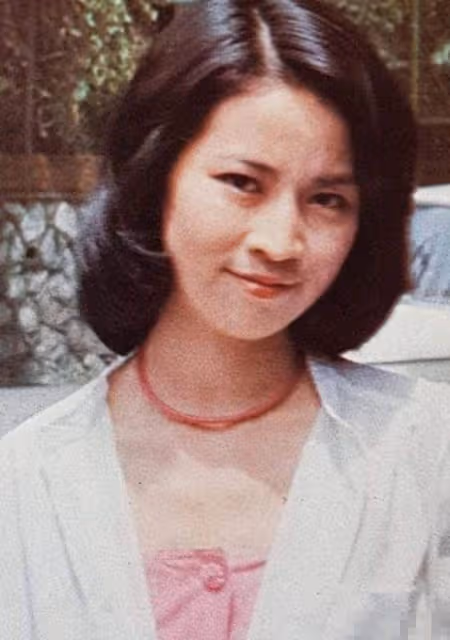 林鳳嬌年輕近舊照被曬出！無修圖素顏時代，濃眉大眼五官突出，顏值十分扛打，網友驚呼：真正的不老女神