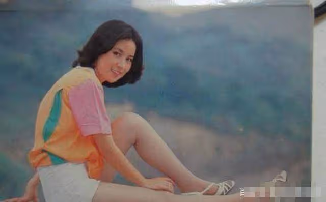 林鳳嬌年輕近舊照被曬出！無修圖素顏時代，濃眉大眼五官突出，顏值十分扛打，網友驚呼：真正的不老女神