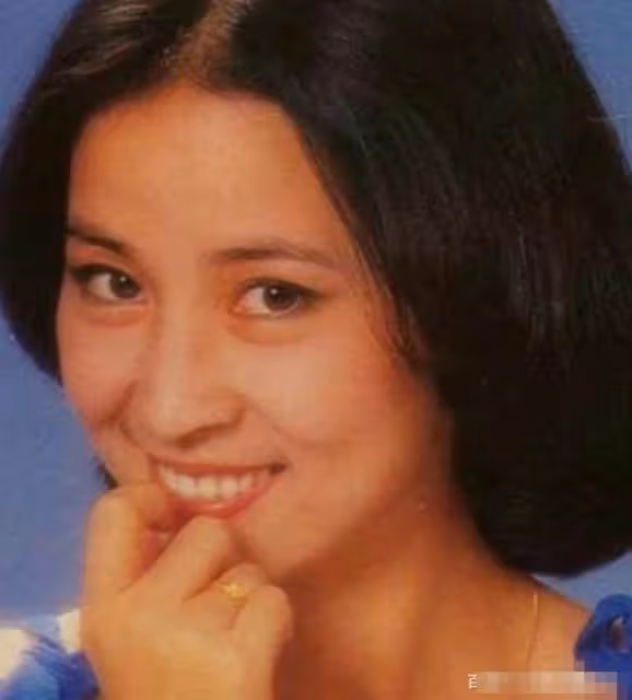 林鳳嬌年輕近舊照被曬出！無修圖素顏時代，濃眉大眼五官突出，顏值十分扛打，網友驚呼：真正的不老女神