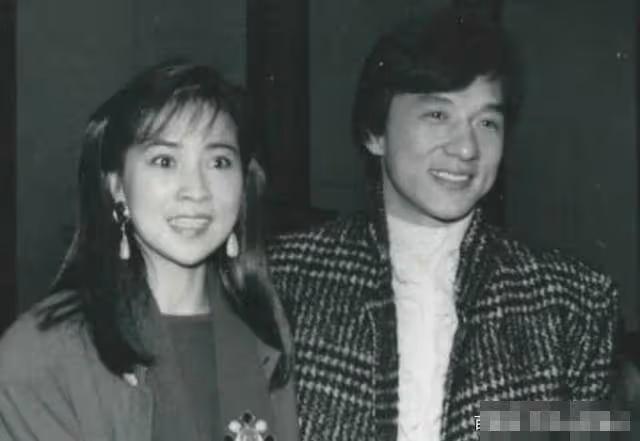 林鳳嬌年輕近舊照被曬出！無修圖素顏時代，濃眉大眼五官突出，顏值十分扛打，網友驚呼：真正的不老女神