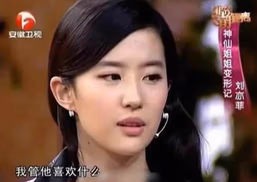 34歲劉亦菲逛商場被偶遇！生圖比精修圖還美，臉小到只有巴掌大，網友：像18歲富家千金