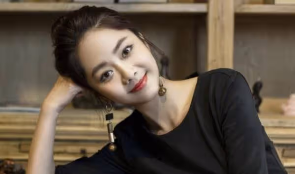 有種整容叫「女扮男裝」的譚松韻，看到照片，網友：比任嘉倫還帥