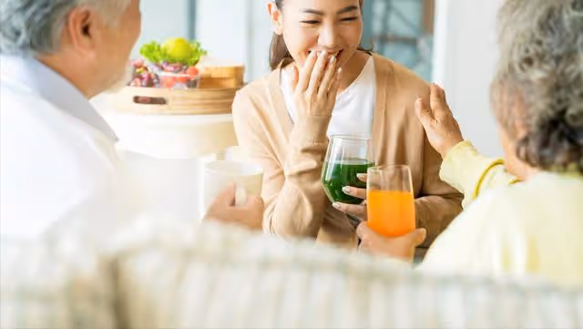 婆婆癱瘓在床，丈夫要求妻子伺候被拒：別忘了各管各媽的規定