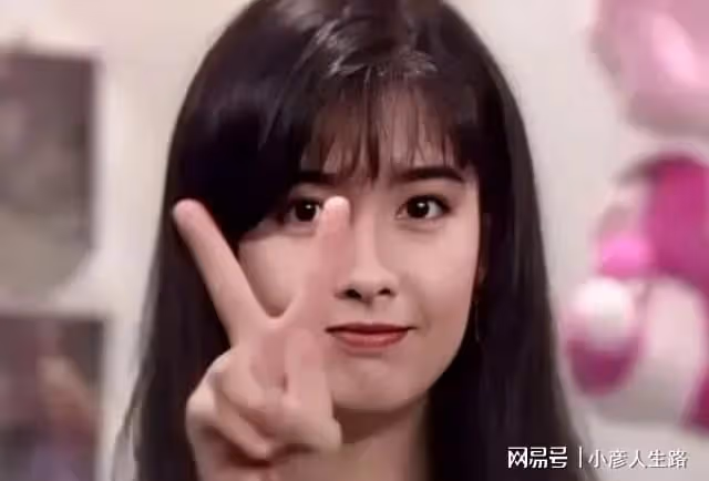 55歲周慧敏：為保持童顏不曬太陽，看起來如同18歲少女一般