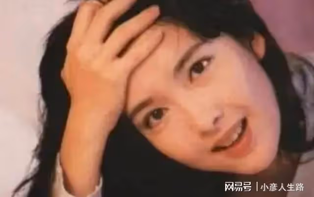 55歲周慧敏：為保持童顏不曬太陽，看起來如同18歲少女一般