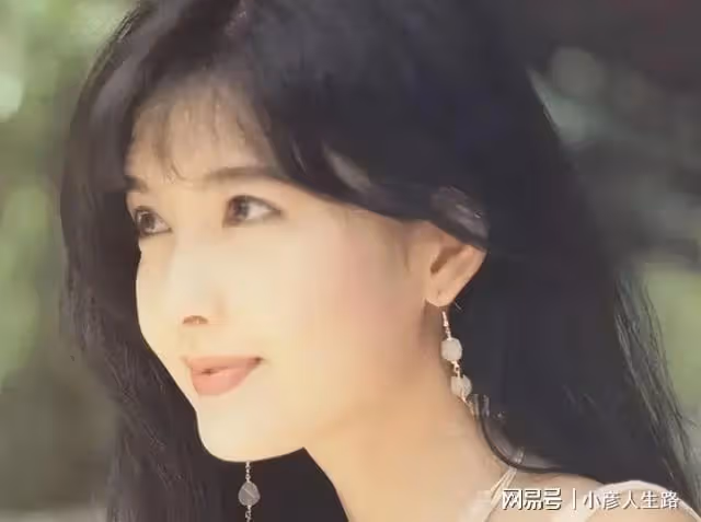 55歲周慧敏：為保持童顏不曬太陽，看起來如同18歲少女一般