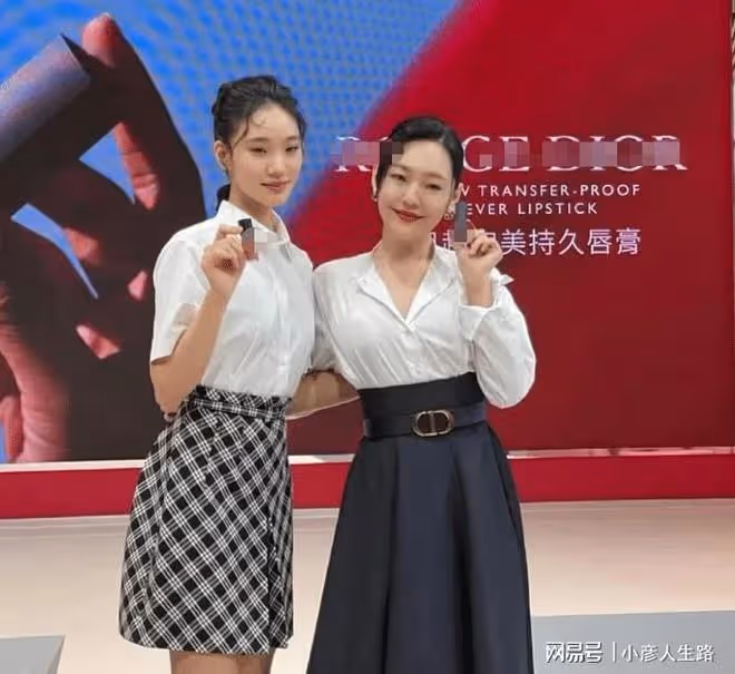 小S帶14歲女兒營業，Lily高媽媽半頭，網友：顯老，不讀書就混圈