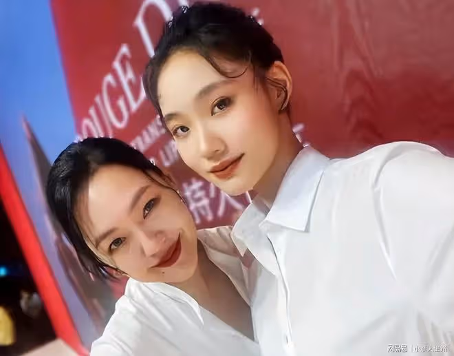 小S帶14歲女兒營業，Lily高媽媽半頭，網友：顯老，不讀書就混圈