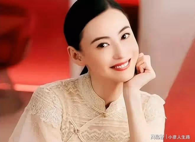 張柏芝開車送兒子上學,兩人十指相扣超溫馨,單手危險駕駛被吐槽