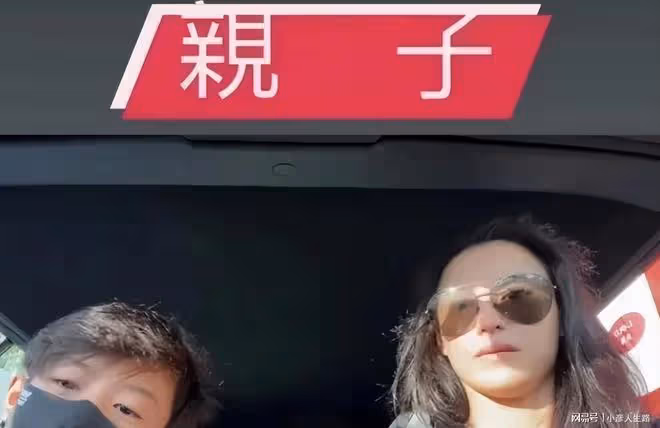 張柏芝開車送兒子上學,兩人十指相扣超溫馨,單手危險駕駛被吐槽
