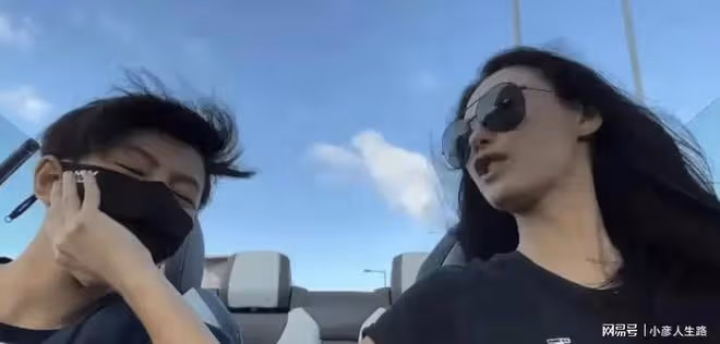 張柏芝開車送兒子上學,兩人十指相扣超溫馨,單手危險駕駛被吐槽