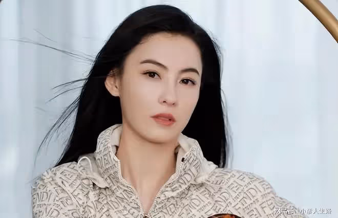 張柏芝開車送兒子上學,兩人十指相扣超溫馨,單手危險駕駛被吐槽