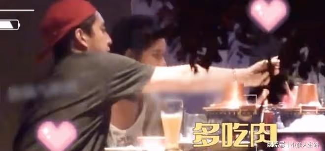 終於公開戀情了？蔡卓宜包包掛王大陸頭像掛件，前幾天剛同回酒店