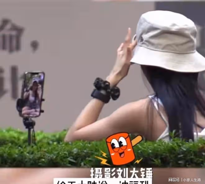 終於公開戀情了？蔡卓宜包包掛王大陸頭像掛件，前幾天剛同回酒店