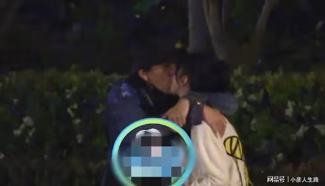 終於公開戀情了？蔡卓宜包包掛王大陸頭像掛件，前幾天剛同回酒店