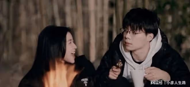 終於公開戀情了？蔡卓宜包包掛王大陸頭像掛件，前幾天剛同回酒店