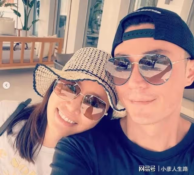 林心如一家三口出遊，穿比基尼趴漂浮板，夫婦罕見同框顯甜蜜
