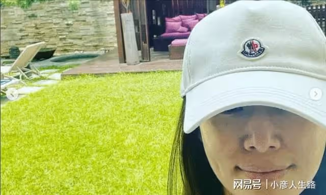 林心如一家三口出遊，穿比基尼趴漂浮板，夫婦罕見同框顯甜蜜