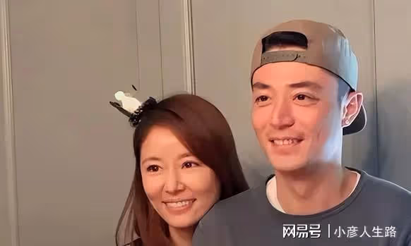 林心如一家三口出遊，穿比基尼趴漂浮板，夫婦罕見同框顯甜蜜