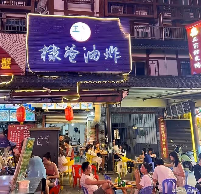 王鶴棣爸爸炸串店成網紅打卡店，看到棣爸顏值，粉絲：基因錯了？