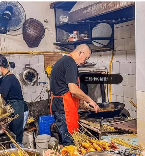 王鶴棣爸爸炸串店成網紅打卡店，看到棣爸顏值，粉絲：基因錯了？