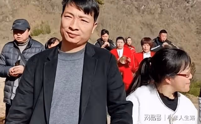 楊櫧策驅車4h找余秀華道歉,透露直播帶貨僅賺2W,也學余秀華賣書
