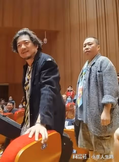 44歲劉曉樺舞台開黃腔,強迫翻包調侃女觀眾開房,曝光他人隱私