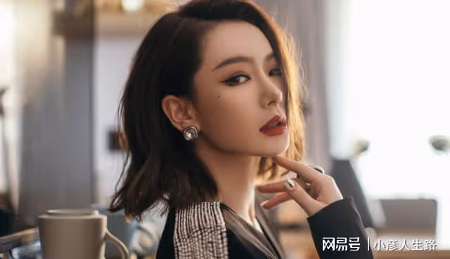 戚薇挺孕肚到公安局報警,怒懟相關鑑定機構造謠,網友:賊喊捉賊