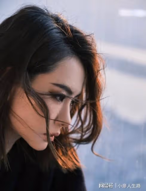 戚薇挺孕肚到公安局報警,怒懟相關鑑定機構造謠,網友:賊喊捉賊