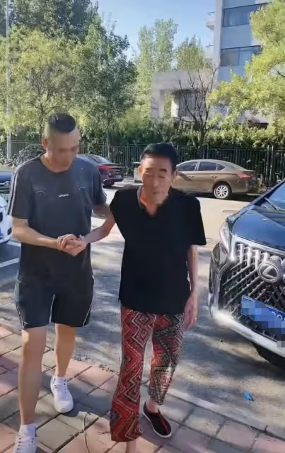 90歲楊少華三亞度假!穿紅褲紅鞋骨瘦如柴,坐百萬豪車住千元酒店
