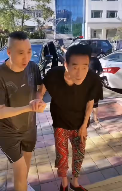90歲楊少華三亞度假!穿紅褲紅鞋骨瘦如柴,坐百萬豪車住千元酒店