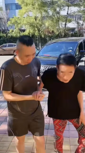 90歲楊少華三亞度假!穿紅褲紅鞋骨瘦如柴,坐百萬豪車住千元酒店