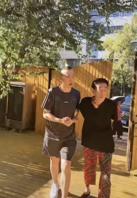90歲楊少華三亞度假!穿紅褲紅鞋骨瘦如柴,坐百萬豪車住千元酒店