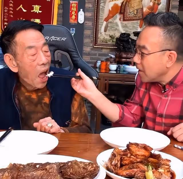 90歲楊少華三亞度假!穿紅褲紅鞋骨瘦如柴,坐百萬豪車住千元酒店