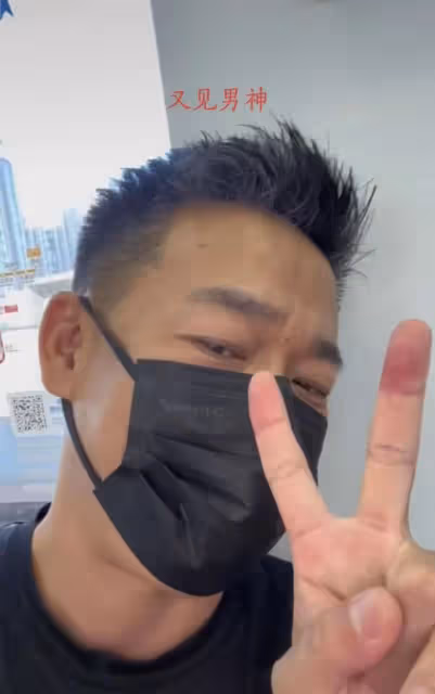 53歲孫浩乘地鐵出門與林丹聚會！頭髮花白無人識，至今未婚無子女