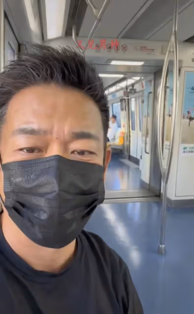 53歲孫浩乘地鐵出門與林丹聚會！頭髮花白無人識，至今未婚無子女