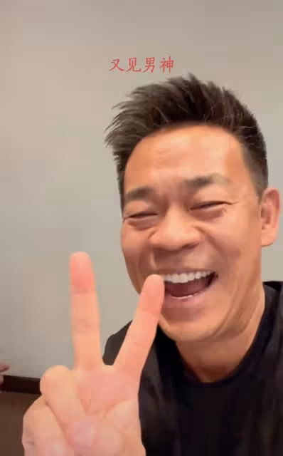 53歲孫浩乘地鐵出門與林丹聚會!頭髮花白無人識,至今未婚無子女